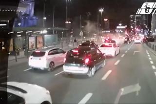 Mercedes płonął przy Dworcu Centralnym. Na ratunek ruszył kierowca autobusu