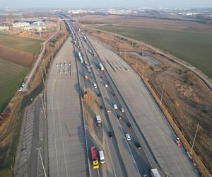 Potężny chaos na autostradzie A2. Na jezdnię i auta wysypały się tony piachu. Korek ma ponad 10 km