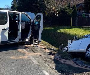 Roztoka Wielka. Osobówka wylądowała w rowie po zderzeniu z busem. Trzy osoby w szpitalu