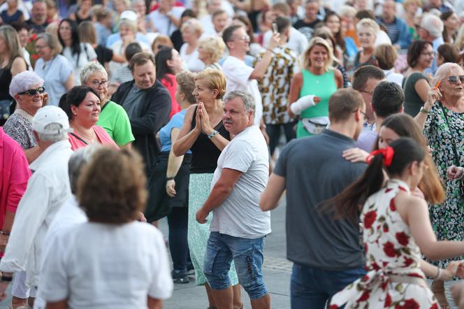 Potańcówka przed teatrem w Katowicach