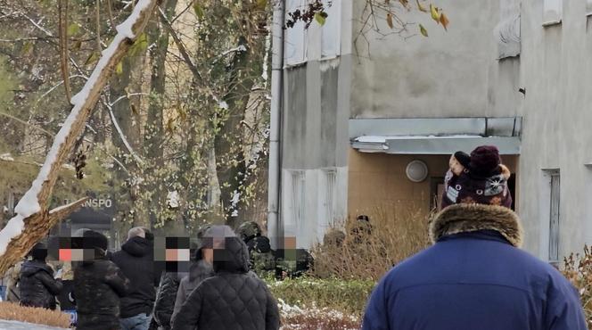 Brutalny morderca zatrzymany w Pruszkowie. Zwłoki swojej ofiary schował w wersalce. W trakcie ucieczki potrącił policjanta