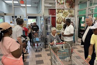 Robili zakupy na koszt milionera z Chicago