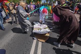 Happening pt. Na drugi koniec tęczy z Ojcem Tadeuszem. Chryja 2