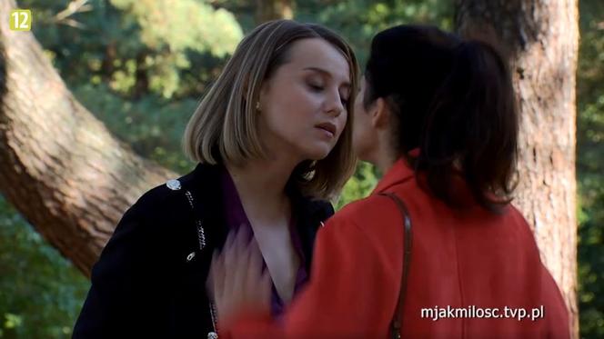 M jak miłość. Kinga (Katarzyna Cichopek), Kamila (Anna Gorajska)