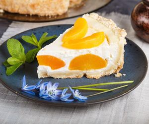 Bez pieczenia i gotowe w 15 minut. To ciasto z brzoskwiniami to hit lata 