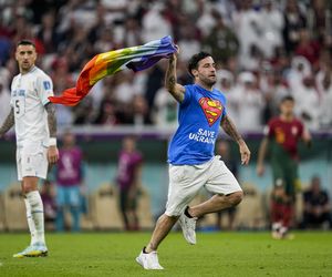 To on wbiegł na boisko podczas mundialu w Katarze. Nie uwierzycie, co łączy go z Polską, znamy tożsamość pojmanego kibica