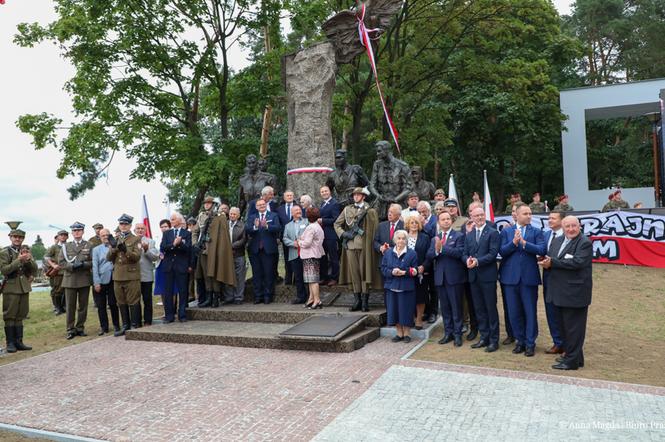 Największy pomnik Żołnierzy Wyklętych osłonięto w Mielcu [ZDJĘCIA, WIDEO]