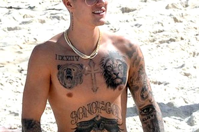 Justin Bieber na plaży w Brazylii - nowe tatuaże Justina Biebera