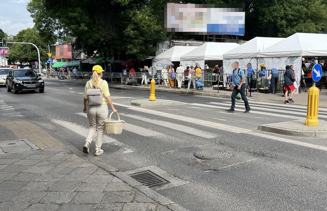 Europosłanka Wcisło buszuje na bazarku.