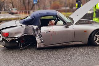 Roztrzaskał sportowe auto na latarni! Ogromny wypadek na Grochowie