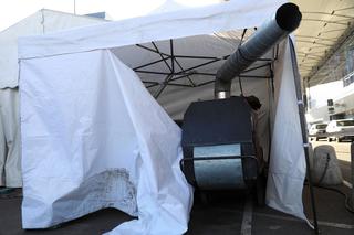 Specjalny namiot przed Dworcem Centralnym - uchodźcy mają się gdzie ogrzać