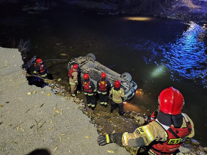 Krosnowice. 29-latek nie zauważył, że powódź porwała most. Wjechał autem do rzeki Biała Lądecka [ZDJĘCIA]