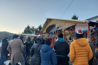 Kolędowanie pod szopką w Różance