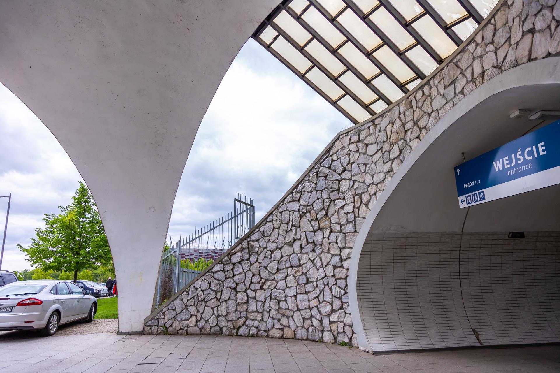 Warszawa Stadion PKP - zdjęcia stacji w kształcie łupiny orzecha