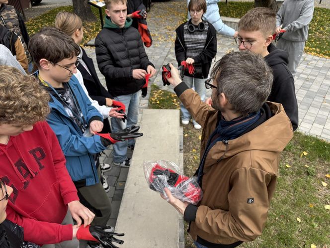 Uczniowie sadzili żonkile przy skwerze pamięci