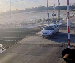 Sekundy dzieliły kierowców od tragedii. Odholowywali zepsute auto z torów po zamknięciu szlabanów