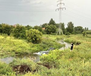 Do rzeki Białej wpadło BMW. Kierowca wydostał się z pojazdu