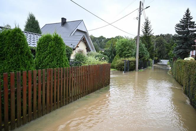 Zalane wsie, ewakuacja, woda na ulicach miasta. Dramatyczna sytuacja na południu Polski. 