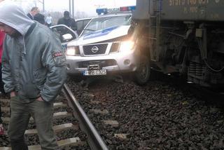 Pociąg uderzył w radiowóz na przejeździe kolejowym