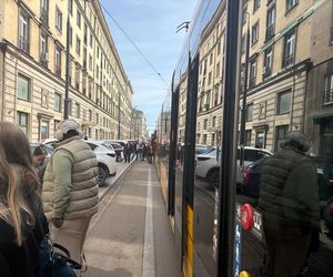 Paraliż w centrum Warszawy. Kierowca BWM zaparkował na torach. Wszystko stanęło!