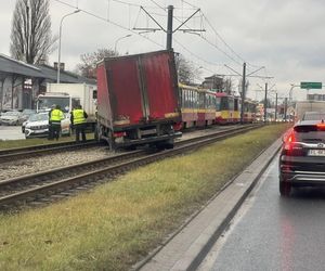 Nietypowe zdarzenie przy Włókniarzy. Ciężarówka wylądowała na torowisku i wstrzymała ruch