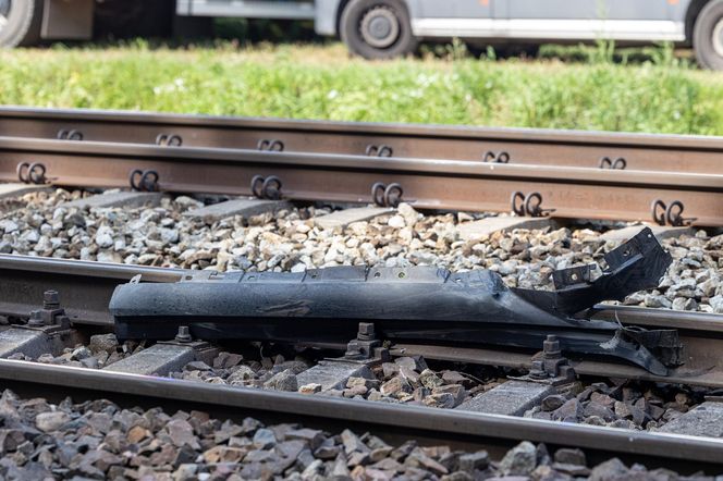 Osobówka wjechała pod pociąg w Wielkopolsce. Cztery osoby nie żyją!