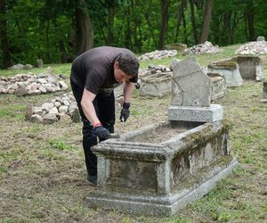 Dbają o cmentarz mennonicki sprzed potopu szwedzkiego  w kujawsko-pomorskiej wsi, która istnieje tylko z nazwy