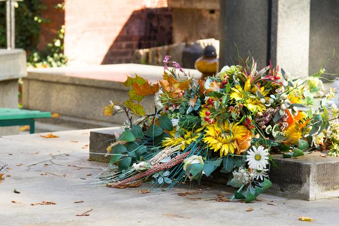 Stroik ze sztucznych kwiatów na grób