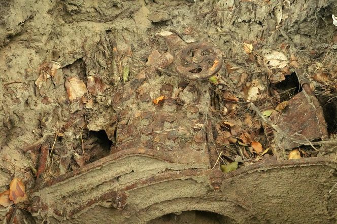 Młocarnia zakopana w ziemi.