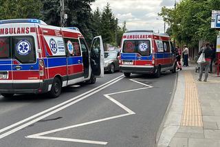 Rozjechał autem ludzi na przystanku! Pilna akcja w Wawrze, są ranni!