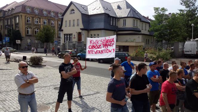 Górniczy protest przed siedzibą PGG. "Chcemy podwyżek!" [ZDJĘCIA]