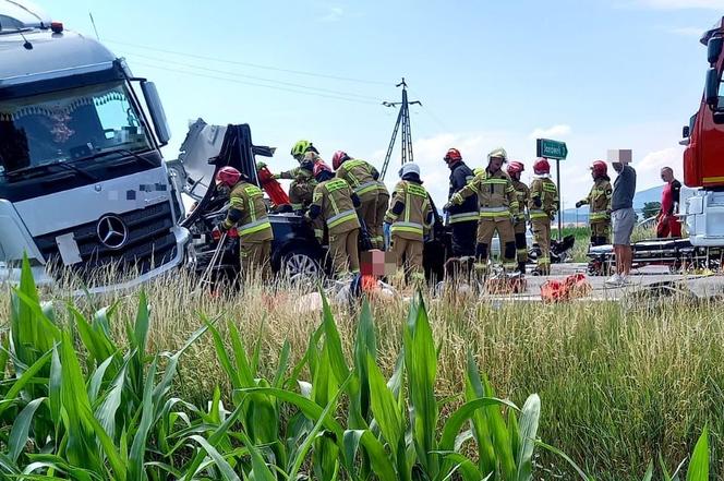 Tragiczny wypadek na drodze krajowej 8. Jedna osoba nie żyje, trzy zostały ranne