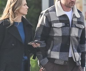 Agnieszka Kaczorowska siedzi i pachnie, a Rogacewicz wynosi śmieci i je kanapke poza autem... Fajna para?