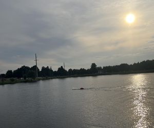 Damian płynie 100 km bez przerwy, aby pomóc Adasiowi!