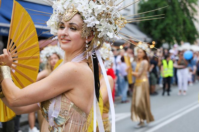 Parada Syrenki 2025 przeszła ulicami Warszawy. Na trasie 20 barwnych platform