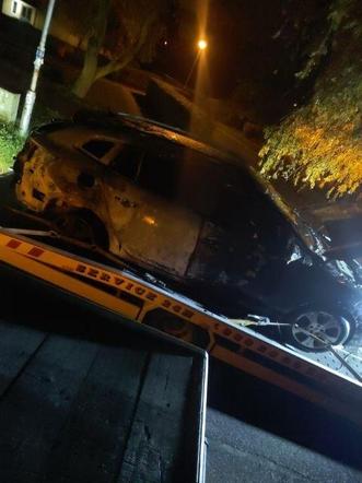 Nocny pożar samochodów na parkingu w Częstochowie. Nieznany sprawca podłożył ogień 