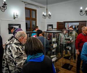 Miniaturowe lokomotywy, wagony i parowozy. Wyjątkowa wystawa Kolej w miniaturze zachwyca