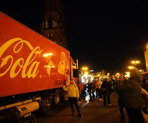 Ciężarówka Coca-cola w Białymstoku! Świąteczna atrakcja przyciągnęła tłumy mieszkańców na Rynek Kościuszki