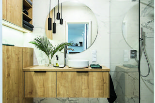 Łazienka - pomysły na niewielką i nowoczesną przestrzeń. To wnętrze to wynik kompromisu