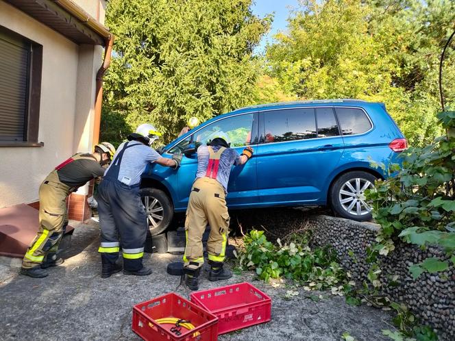 W Boszkowie samochód bez kierowcy uderzył w dom
