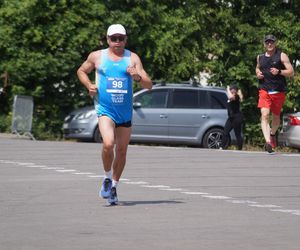 Seniorzy w Bydgoszczy pokazali moc! Blisko setka na starcie pierwszego Biegu Seniora