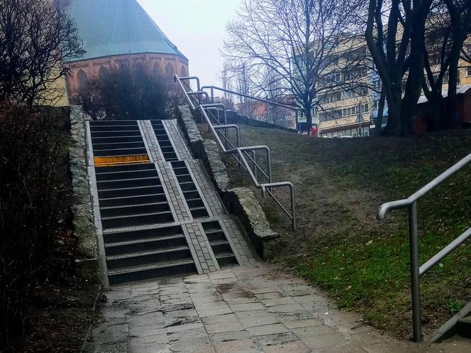 Były "schody grozy", jest "poręcz absurdu". Szczeciński radny reaguje