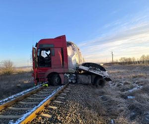   Tir zderzył się z pociągiem osobowym. Trasa kolejowa Ełk-Białystok zablokowana