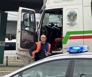 Ciężarówka zmiażdżyła pieszego na pasach w Warszawie. Fatalny wypadek, śmierć na miejscu