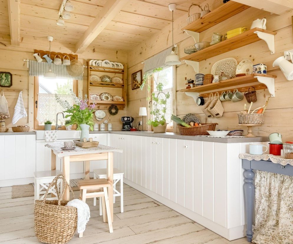 Kuchnie w bieli i drewnie w różnych stylach – scandi retro po góralsku