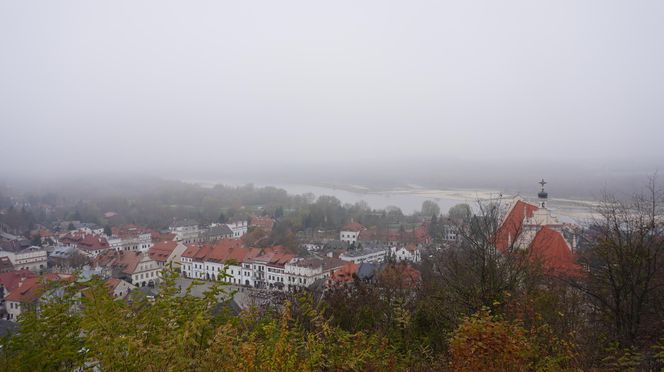 Mglisty Kazimierz Dolny w obiektywie. Miasteczko nad Wisłą przyciąga turystów nawet późną jesienią