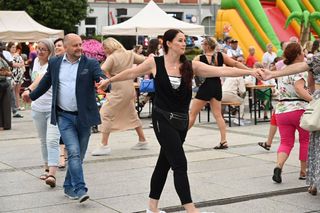 Ruda Śląska tańczy jak dawniej. Międzypokoleniowa potańcówka na rynku porwała tłumy