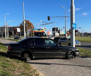 Wypadek na rondzie w Lublinie. 23-latek wylądował na słupie