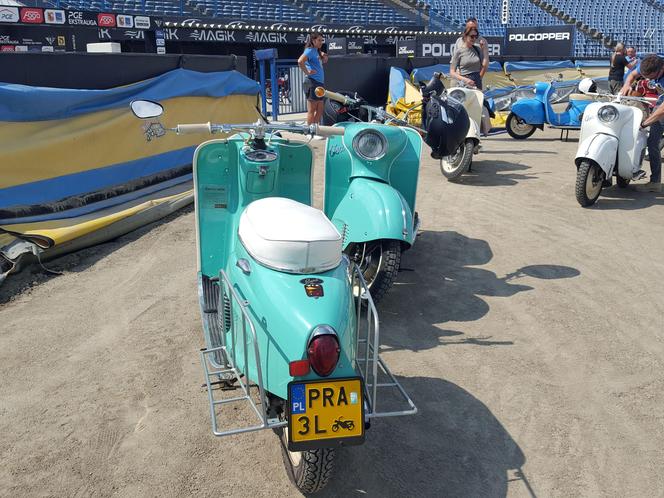 Osy kręciły kółka na stadionie żużlowym w Lesznie. Ogólnopolski zlot skuterów Osa Osieczna-Leszno 