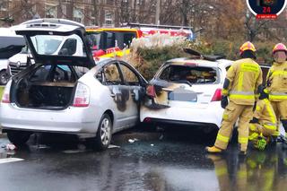 Warszawa, Ochota. Dwa auta doszczętnie spłonęły! Dramatyczna akcja strażaków